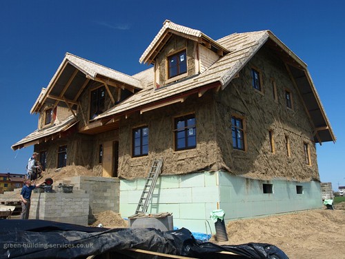 Rohbau eines Massivhauses mit Klinkerfassade auf einer Baustelle im Bremer Umland